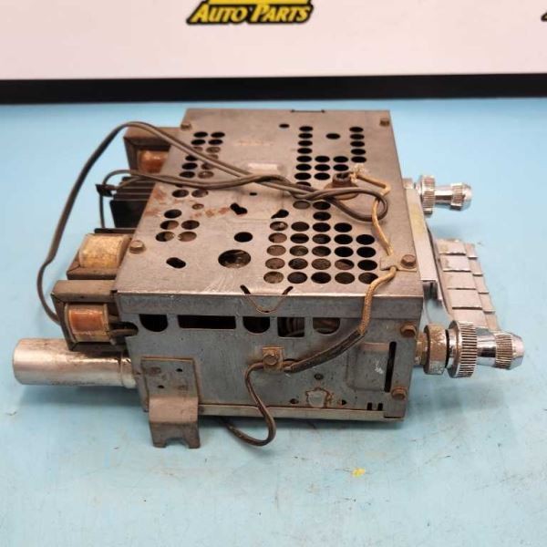 AM RADIO WITH KNOBS FITS 1961 BONNEVILLE “989693” UNTESTED 1081173