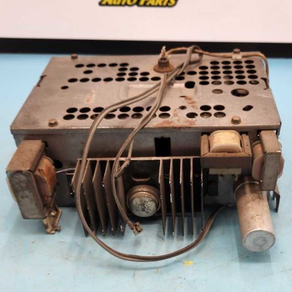 AM RADIO WITH KNOBS FITS 1961 BONNEVILLE “989693” UNTESTED 1081173