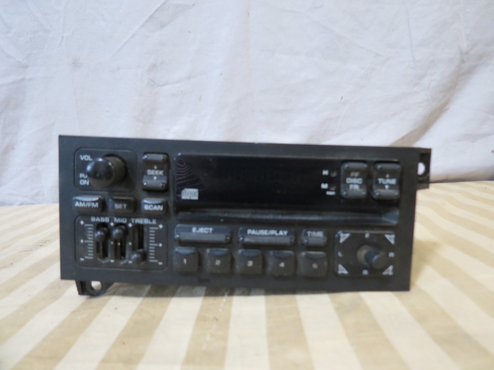 98 99 00 01 02 RAM Wrangler Dakota Caravan T&C AM FM Radio CD Player 04704373AE
