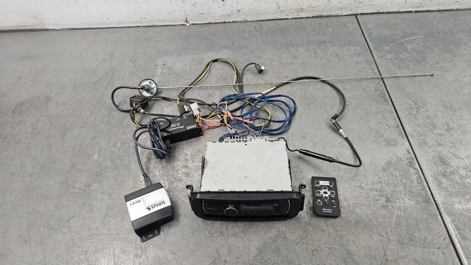 2006 Jeep Wrangler TJ Rubicon 4×4 Pioneer CD MP3 Radio / Harness #6530 E6