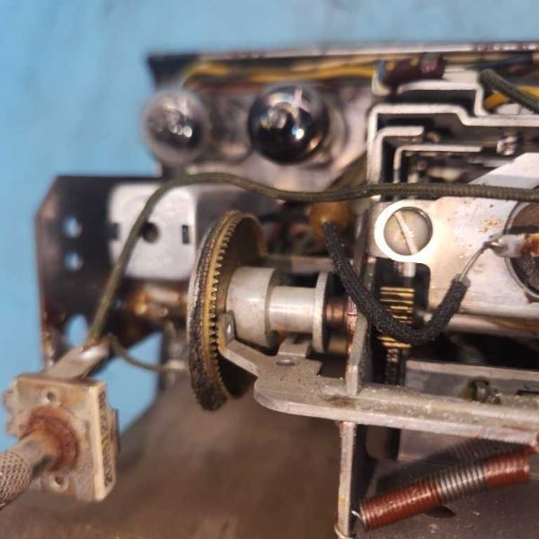 UNTESTED 6VOLT A/M RADIO FITS 1951 PLYMOUTH 1160833