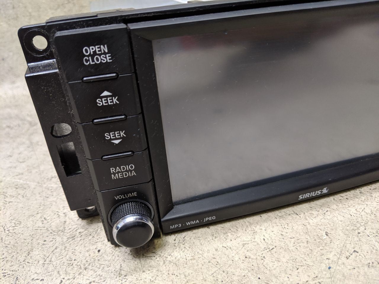 Stereo Radio REN AM FM CD AUX SIRIUS Fits 2010 CHRYSLER 300 eab1g-204591
