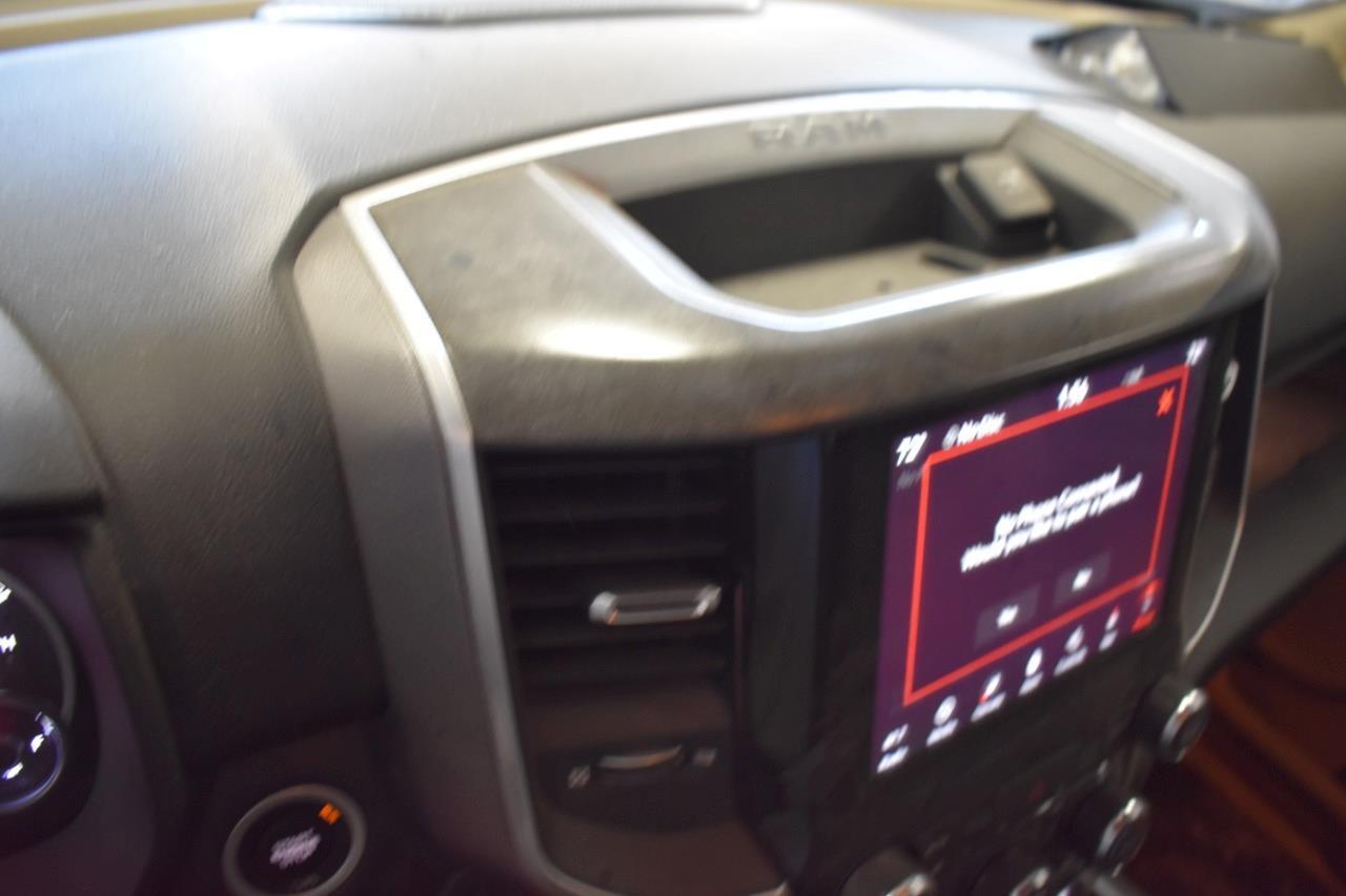 2019 RAM 1500 8.4″ UCONNECT 4 OEM RADIO W/ CONTROL PANEL & RECEIVER UAV NAV