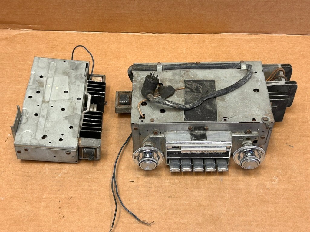 1970 Oldsmobile Factory AM/FM Radio with Amplifier -Not Working- 03BFM1