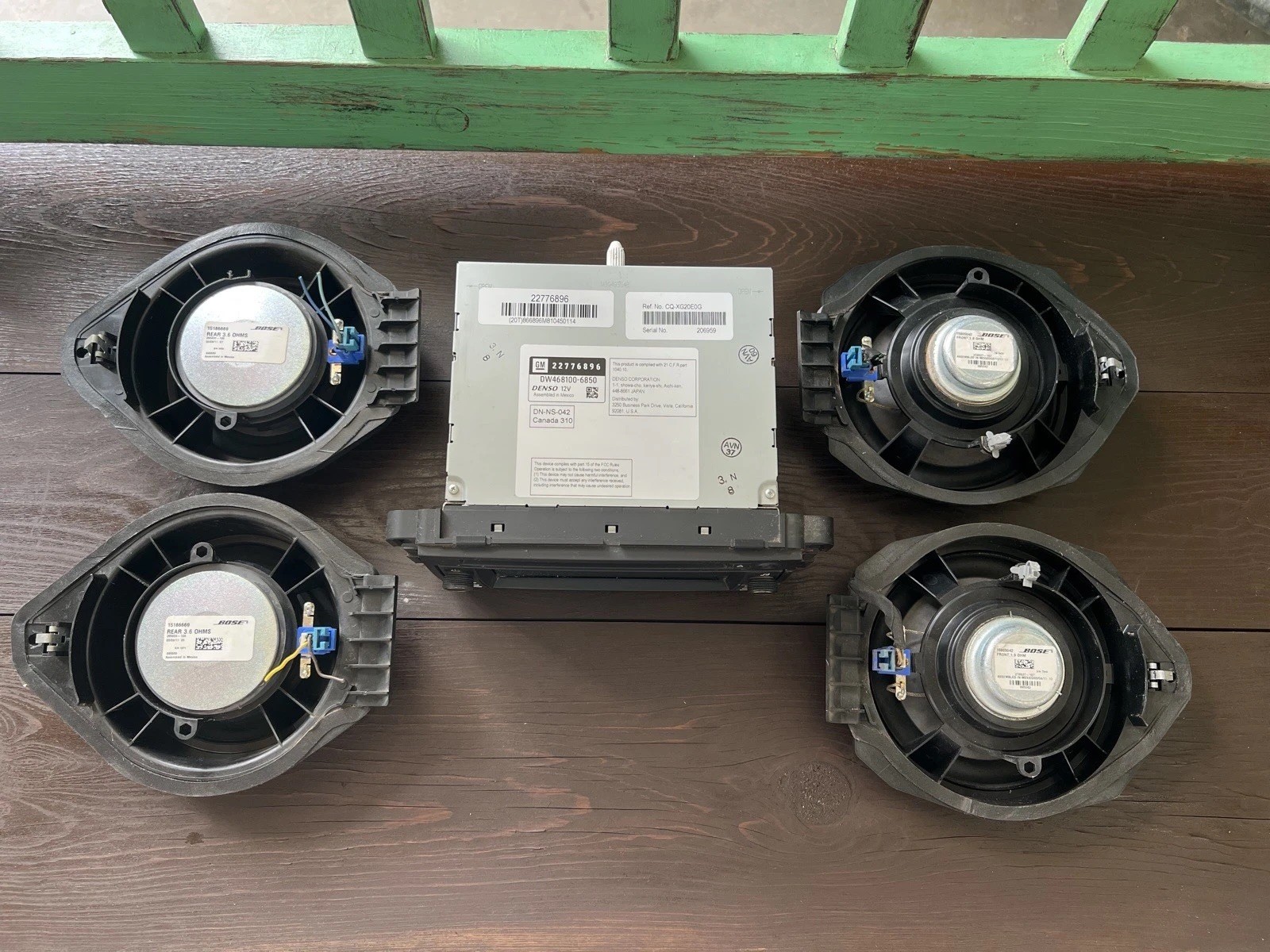 GM 22776896 – AM FM NAV Radio CD DVD MP3 Player, with 4 Bose speakers