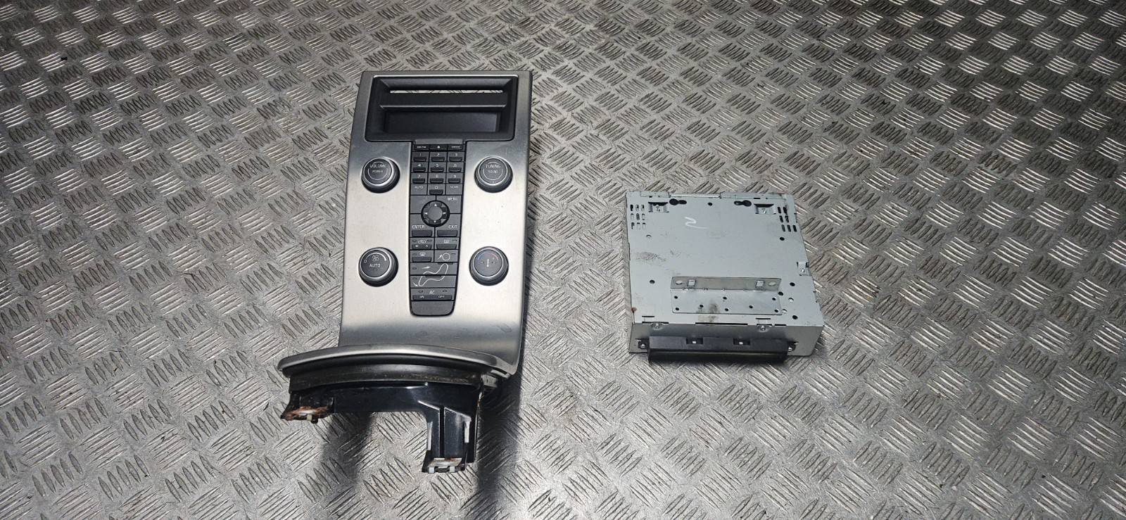 Volvo V50 2007 2.0 diesel radio stereo CD player head digital display screen