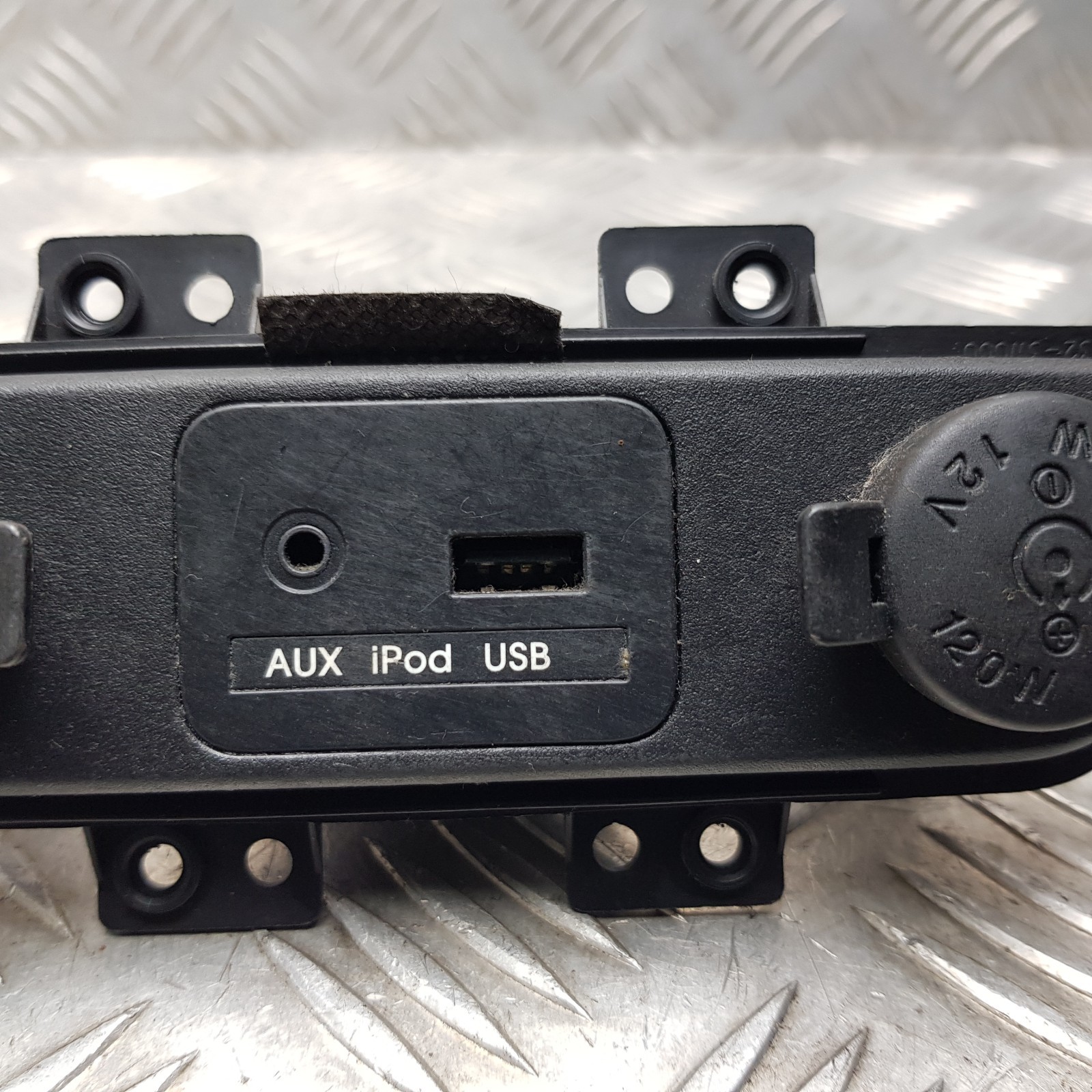 2013 KIA SPORTAGE MK3 USB AUX IN 12 V POWER PORT SOCKET