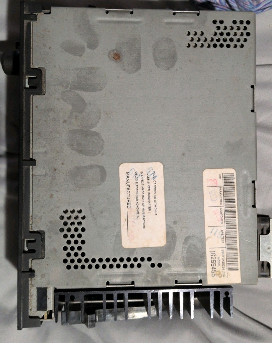 2000 Chevy Silverado CD AM/FM Original Radio with anti-theft clips