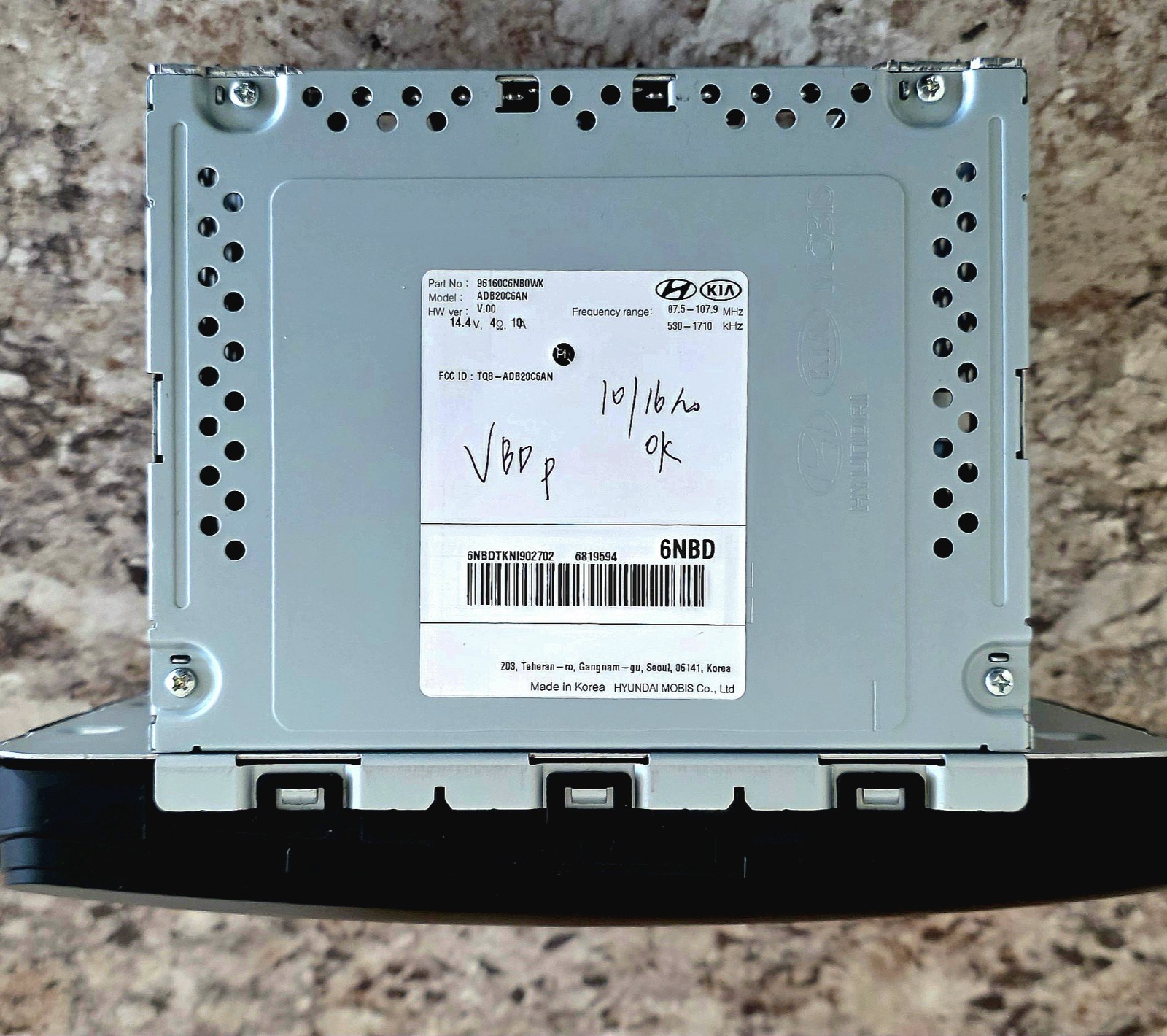 2019-2020 Kia Sorento OEM Stereo Head Unit 8 Inch Touchscreen, Like New