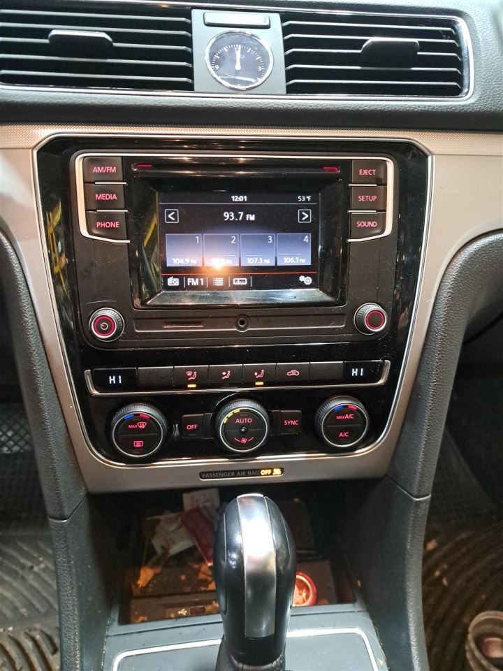 2016 Passat Stereo Radio Display & Receiver Sku#4330616