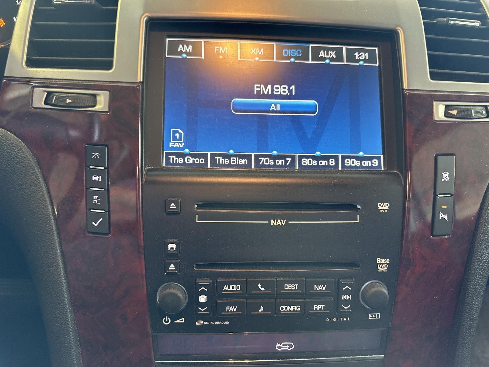 10 Cadillac Escalade Radio AM-FM-CD-DVD-Nav. Opt UUM *May Need Programming*