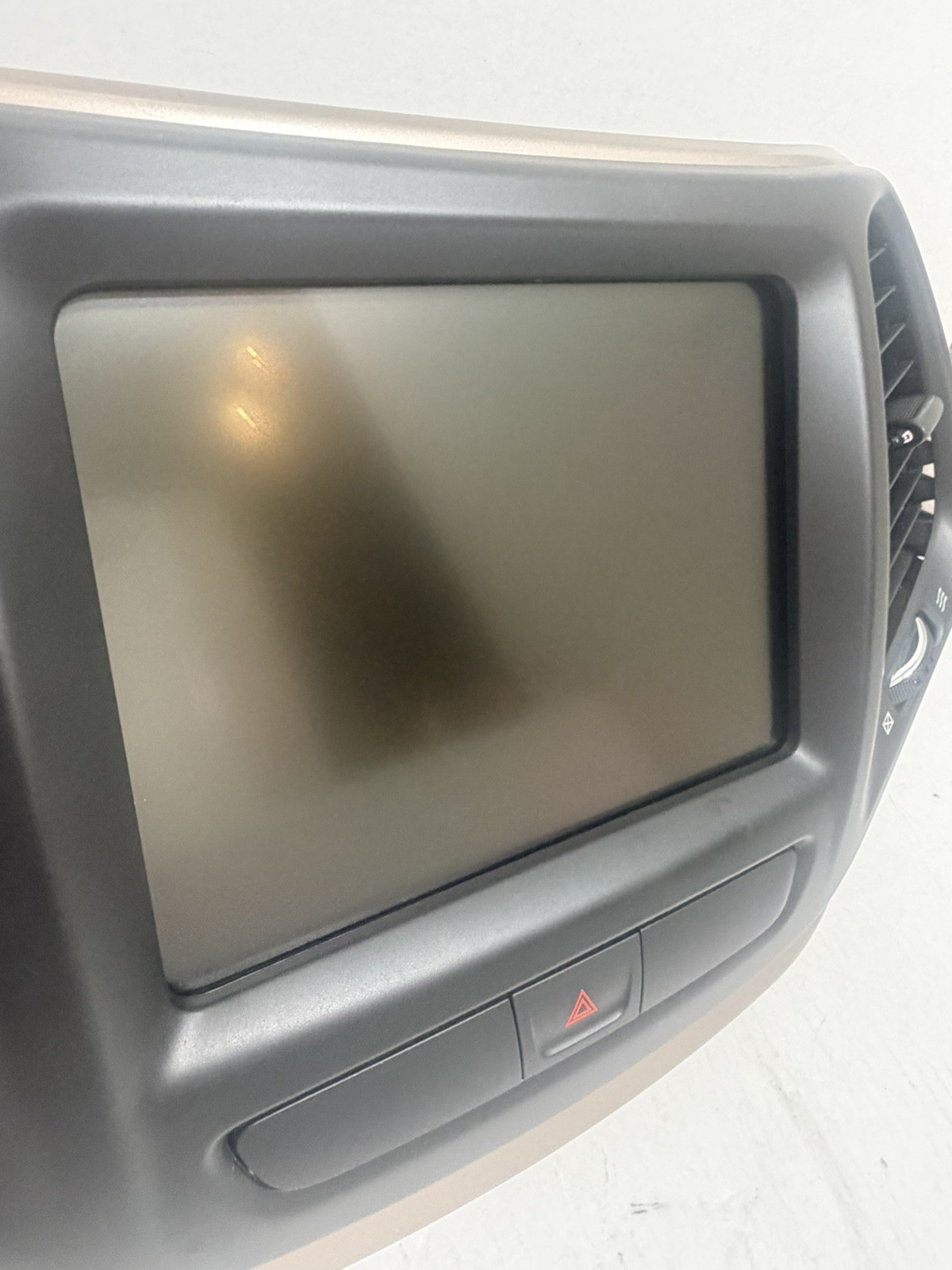 2013 – 2017 JEEP CHEROKEE GPS VP4 NA 8.4 NAVIGATION RADIO BEZEL 68270661