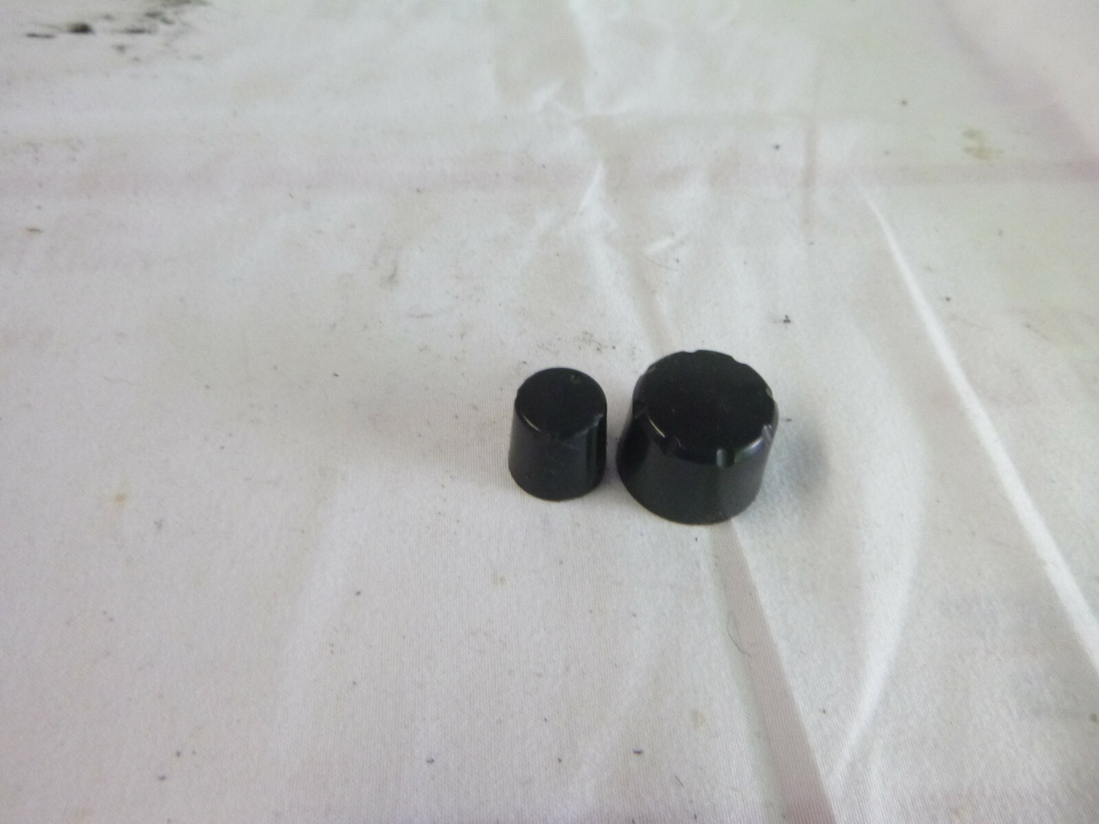 2000 Nissan Xterra Radio Cd Knob Set 28185-7Z400 SAS27