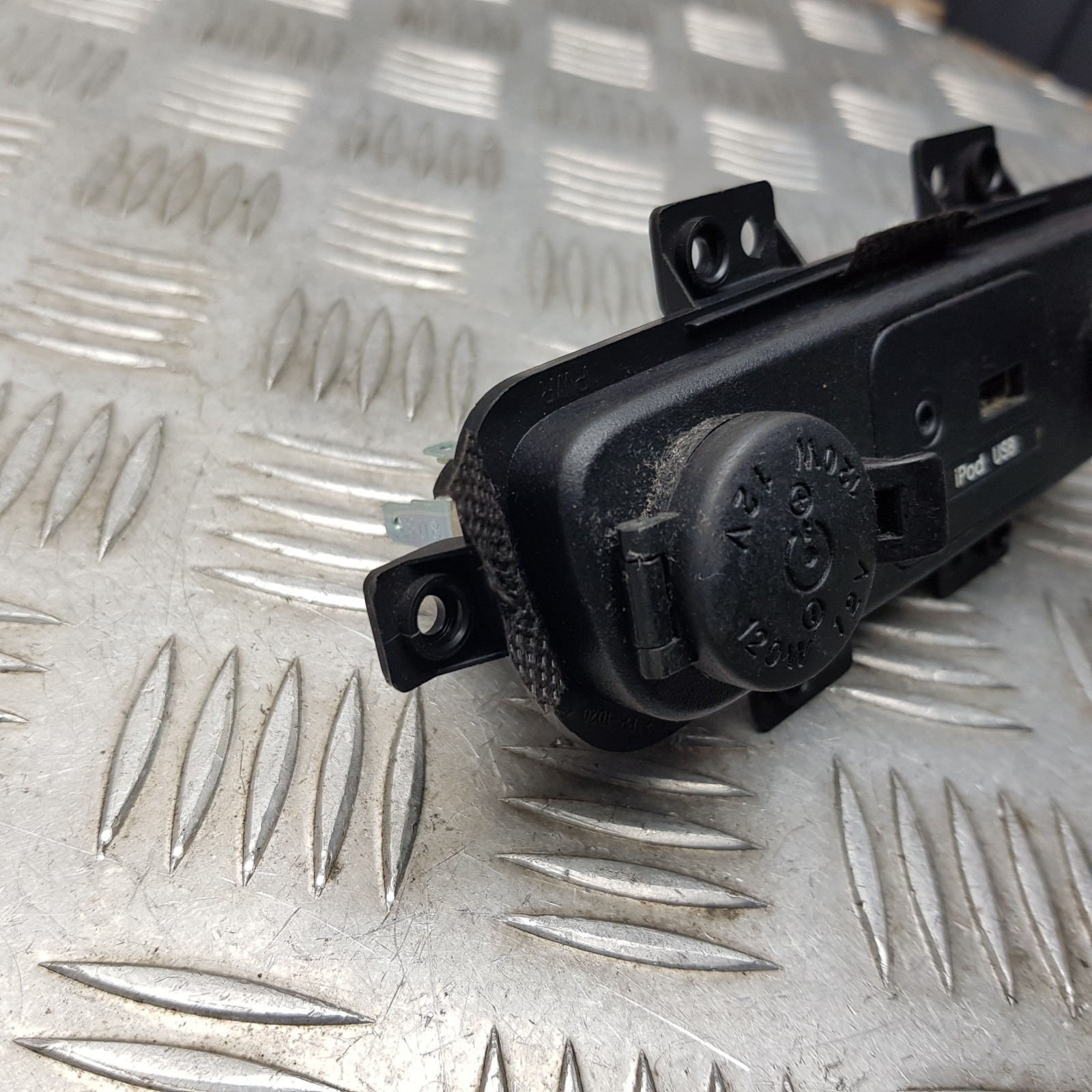 2013 KIA SPORTAGE MK3 USB AUX IN 12 V POWER PORT SOCKET