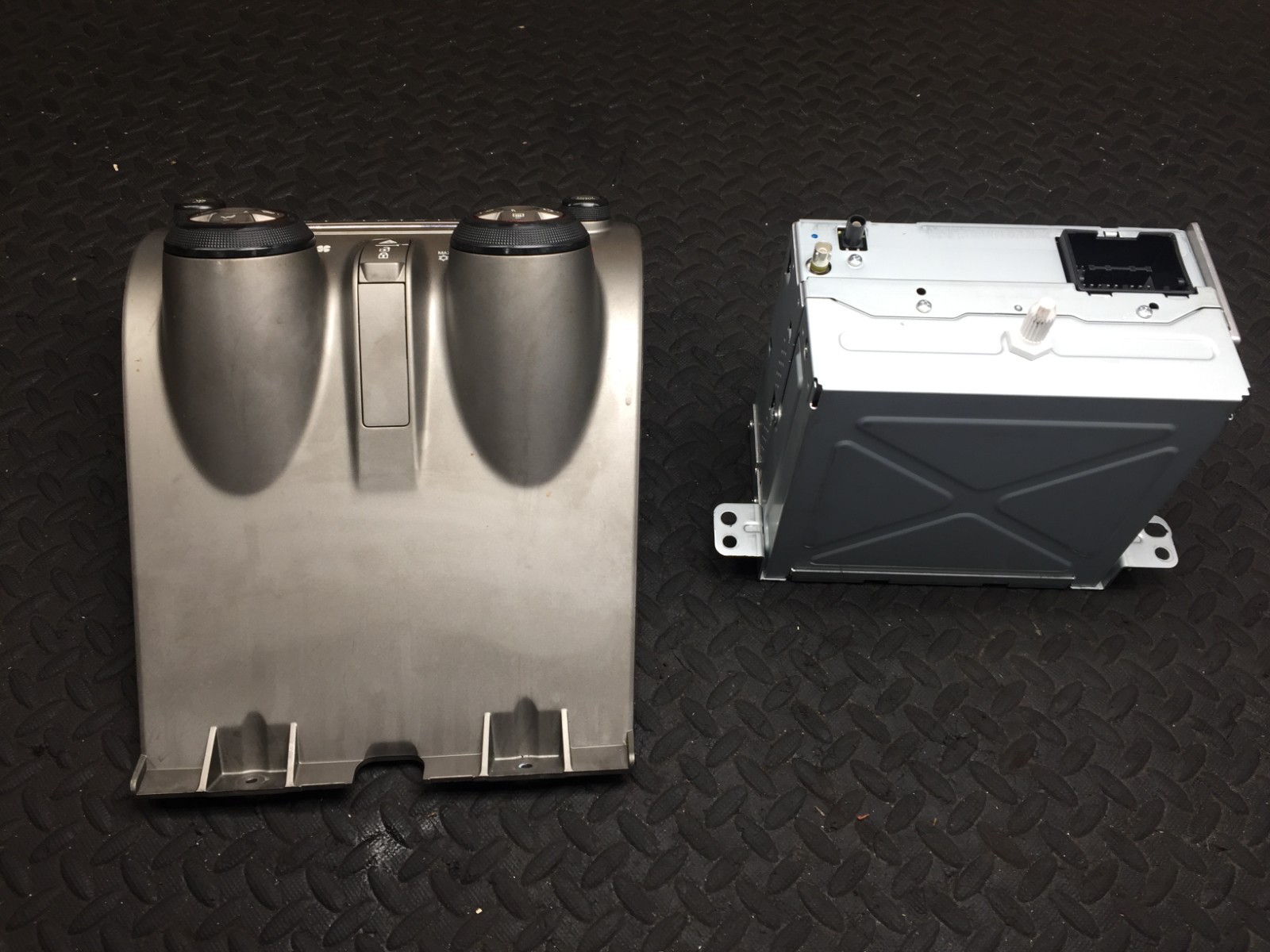 2010-2012 Chevrolet Camaro SS OEM Factory Stereo Head Unit Screen Radio #2 8212