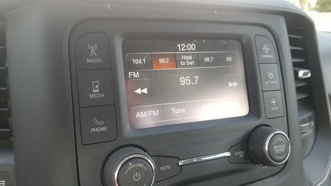 24 DODGE RAM 2500 RADIO AUDIO DISPLAY WITH RECEIVER 5″ 68575675AA