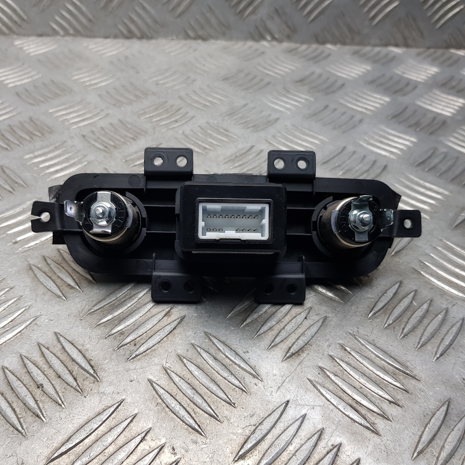 2013 KIA SPORTAGE MK3 USB AUX IN 12 V POWER PORT SOCKET