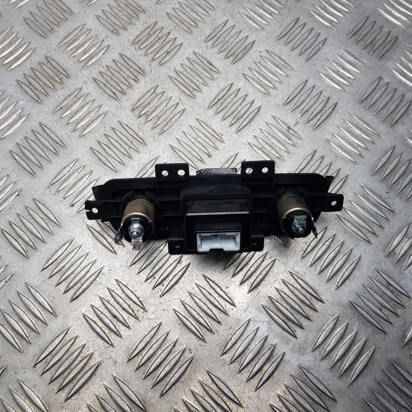 2013 KIA SPORTAGE MK3 USB AUX IN 12 V POWER PORT SOCKET