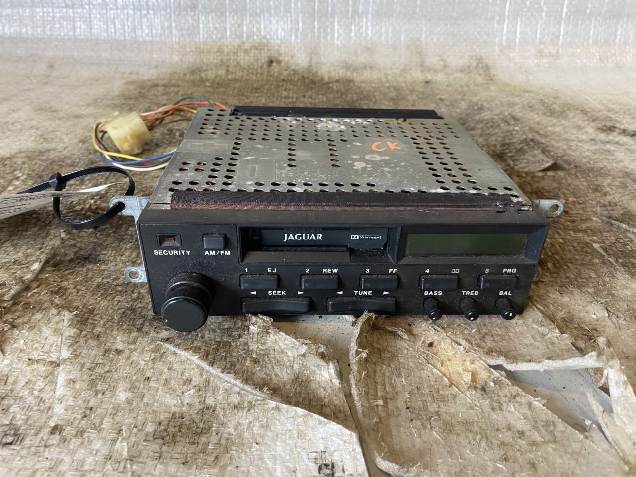 85-87 XJ6 RADIO AM-FM-STEREO-CASSETTE 97328
