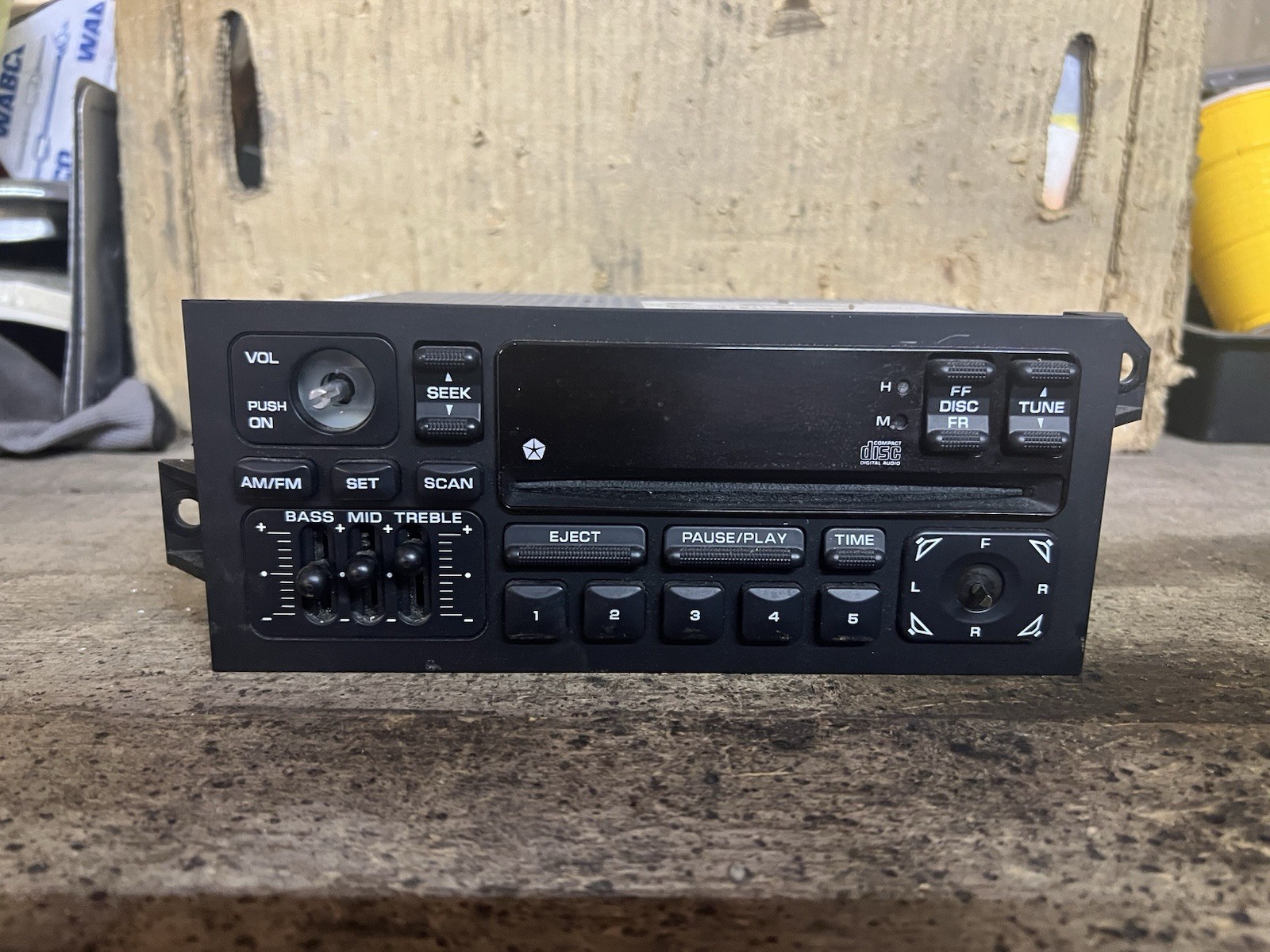 1995-2000 CHRYSLER CIRRUS/STRATUS/BREEZE AM/FM CD PLAYER RADIO Missing Knob Pic1