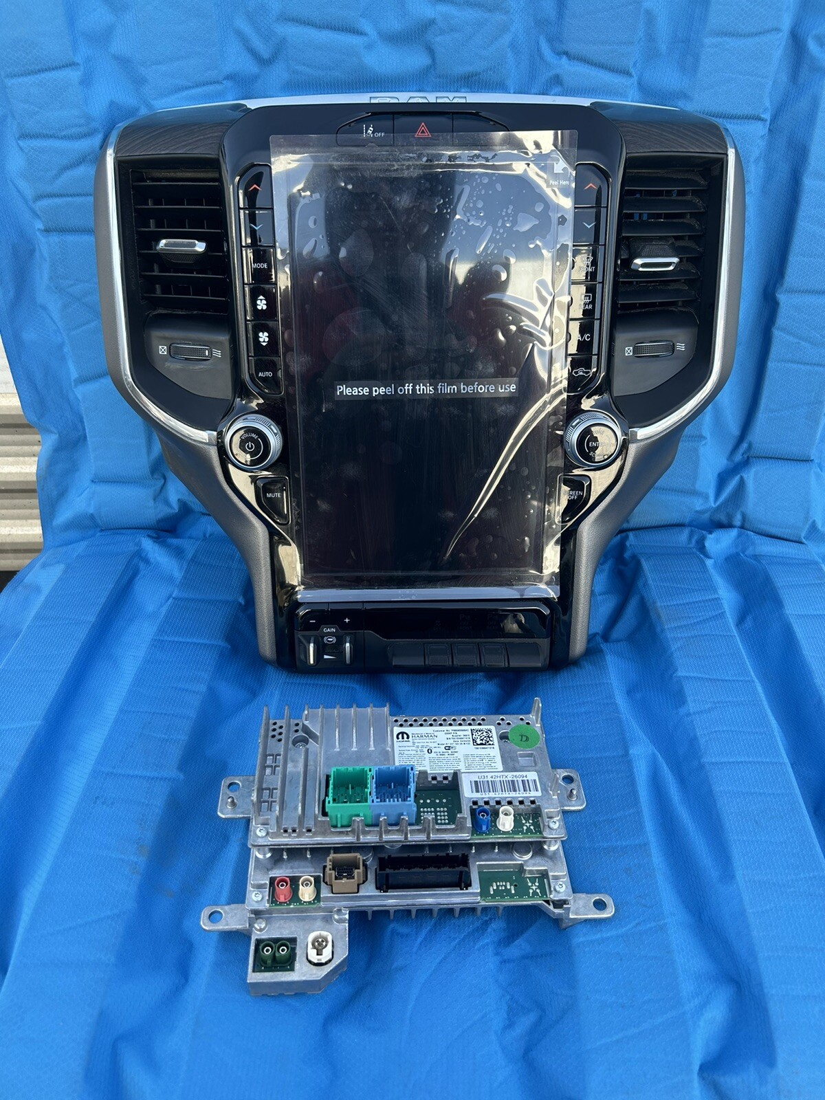 19-25 RAM 12″ UCONNECT 4C CARPLAY/GPS NAV/SXM UAX RADIO BEZEL DISPLAY 68598596AC