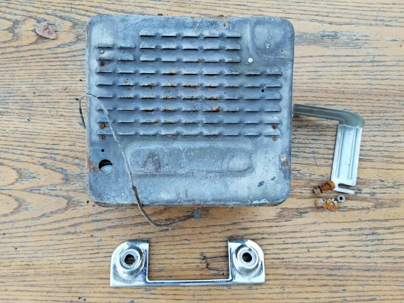 Radio & Bezel & Bracket Silver Streak Trim Pontiac Chief 1952 52 1951 51 49 50