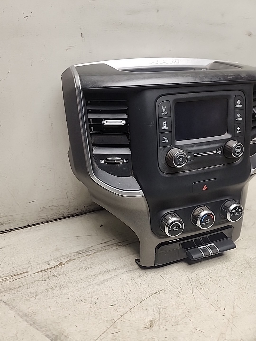 19-22 RAM VP2 UCONNECT 5″ TOUCHSCREEN SXM RADIO, A/C CONTROLS, VENTS BEZEL G600