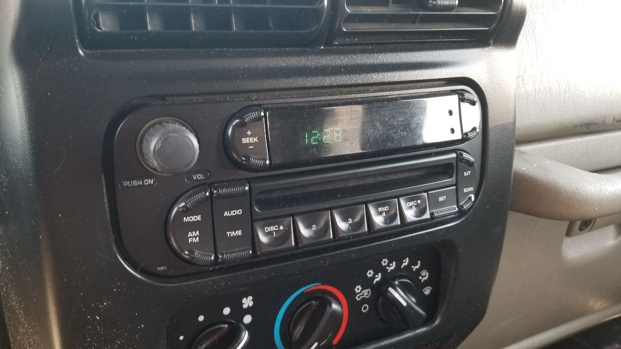06 JEEP WRANGLER TJ RADIO AUDIO RECEIVER HEAD UNIT 05091506AE
