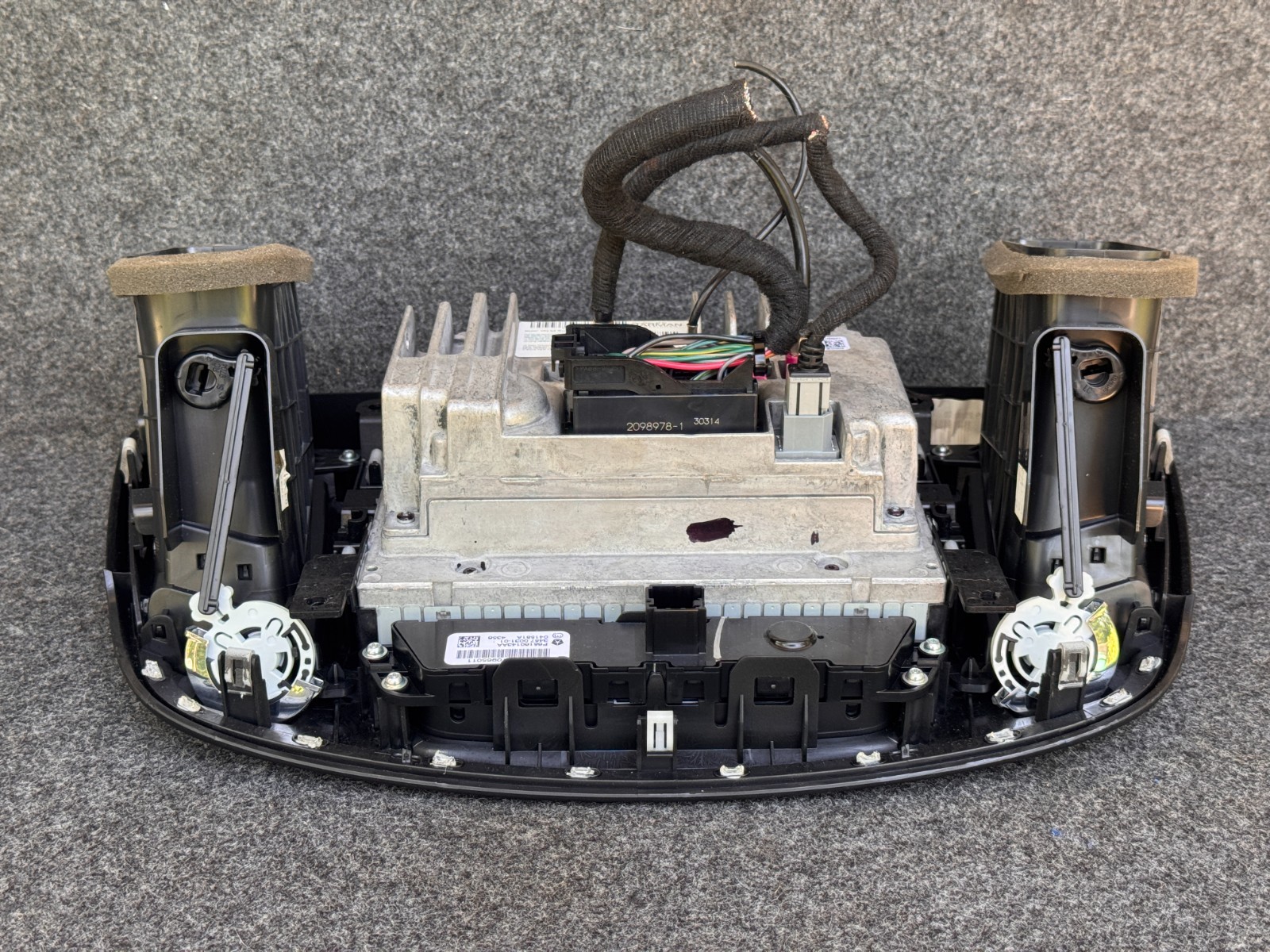 2015-2017 CHRYSLER 200 8.4 VP3 NA UCONNECT AM FM RADIO CLIMATE W/ BEZEL OEM