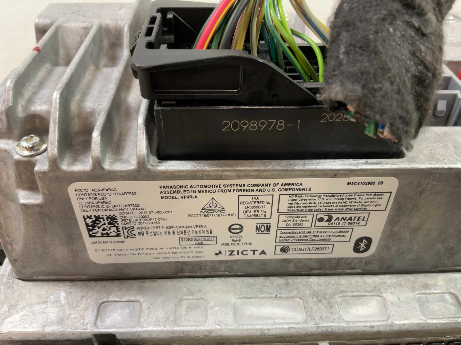 Jeep Wrangler JL OEM 8.4 Touchscreen Radio w Trim Panel 2021-2022 179979