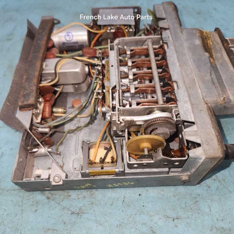 FORD PUSH BUTTON RADIO FOR PARTS OR REPAIR FITS 1965 LINCOLN 1227694