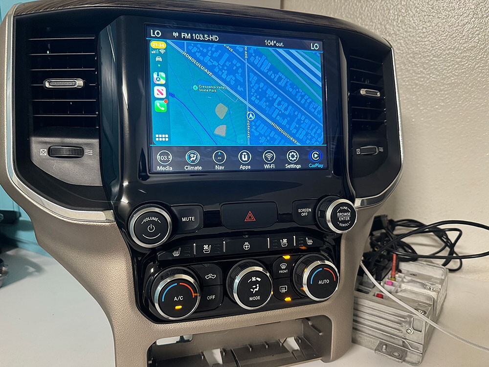 19-22 RAM UAV UCONNECT 4C 8.4″ DISPLAY CARPLAY/SXM/GPS RADIO WIRING BEZEL AC CNT