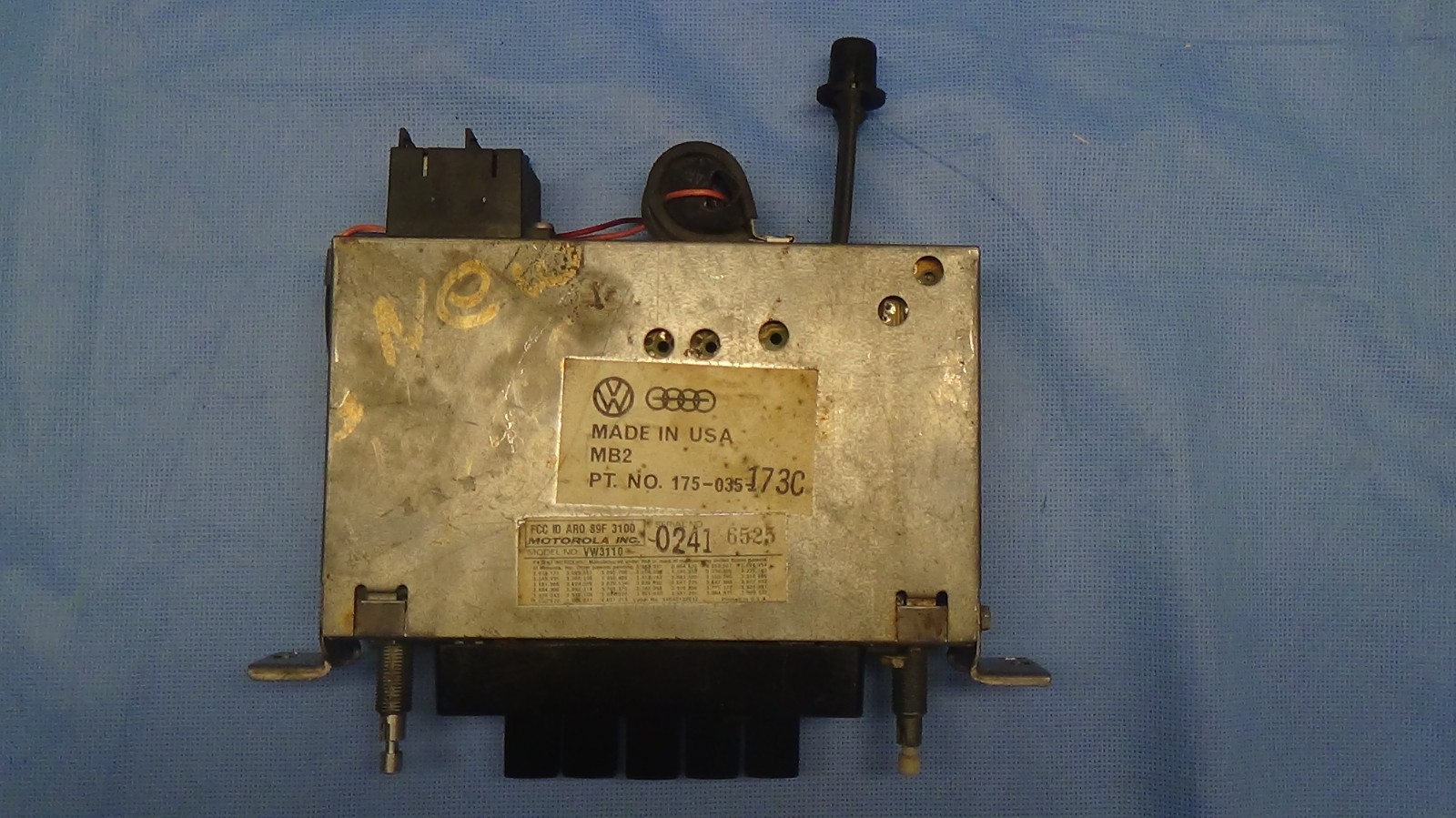 VW VOLKSWAGEN AM/FM Car Radio VW Part # 175 035 173C Model# VW3110