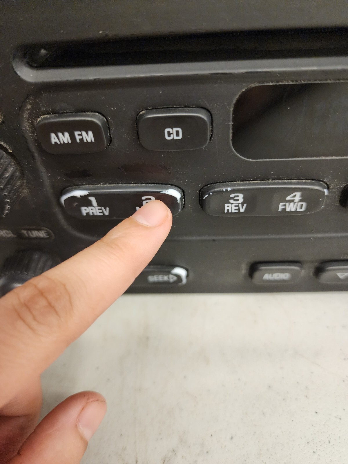 Stereo Radio AM FM CD Player 10315119 Fits 03-05 CHEVROLET CAVALIER B210-107353