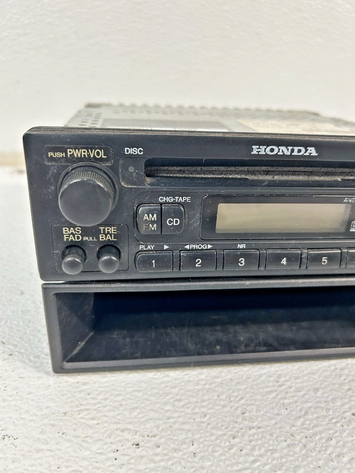 1999-2001 Honda CR-V CRV radio stereo CD player w cubby 39100-S10-A500 oem