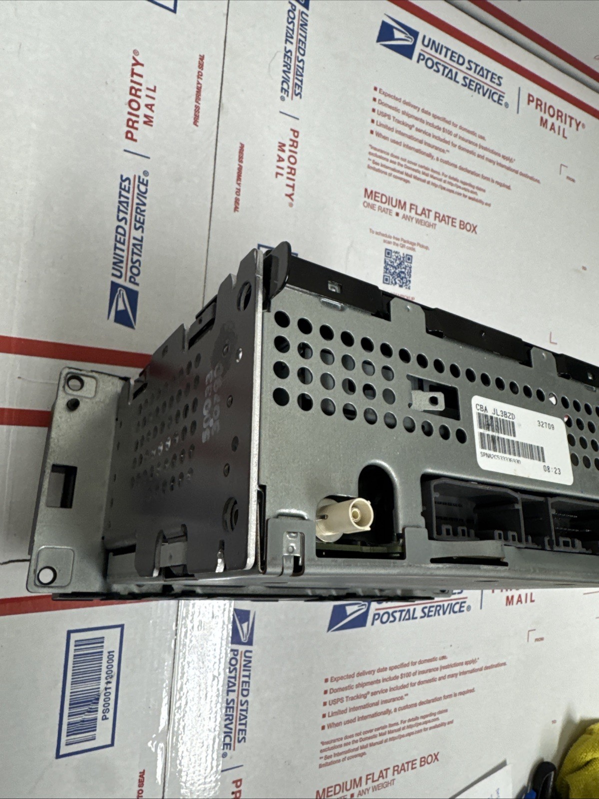 Chrysler Genuine OEM Single CD MP3 Sirius Radio Head Unit P05091197AC Black Used