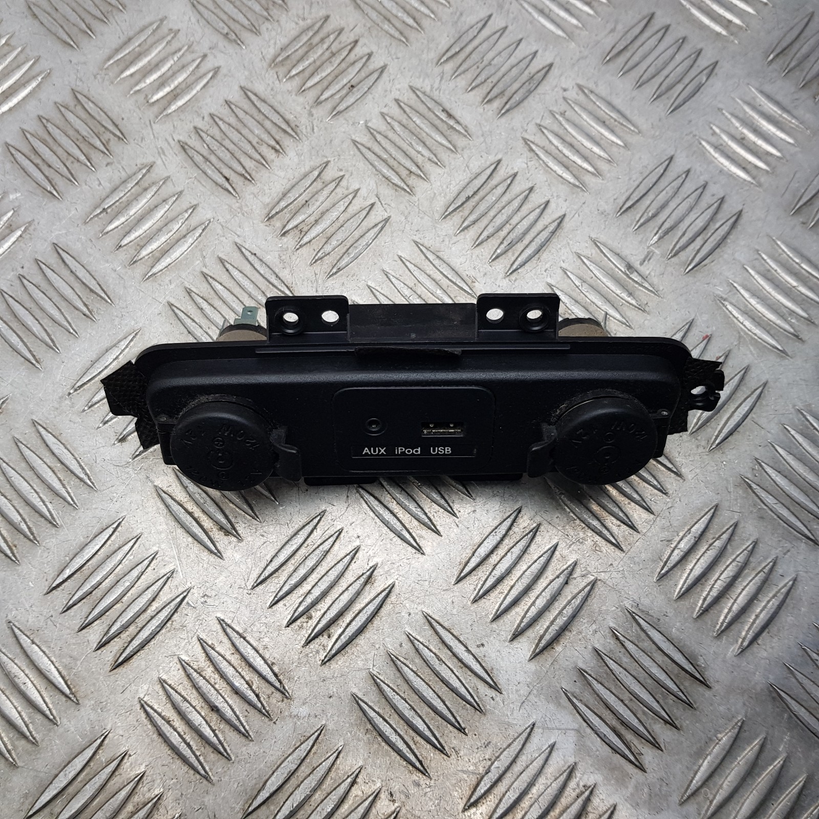 2013 KIA SPORTAGE MK3 USB AUX IN 12 V POWER PORT SOCKET