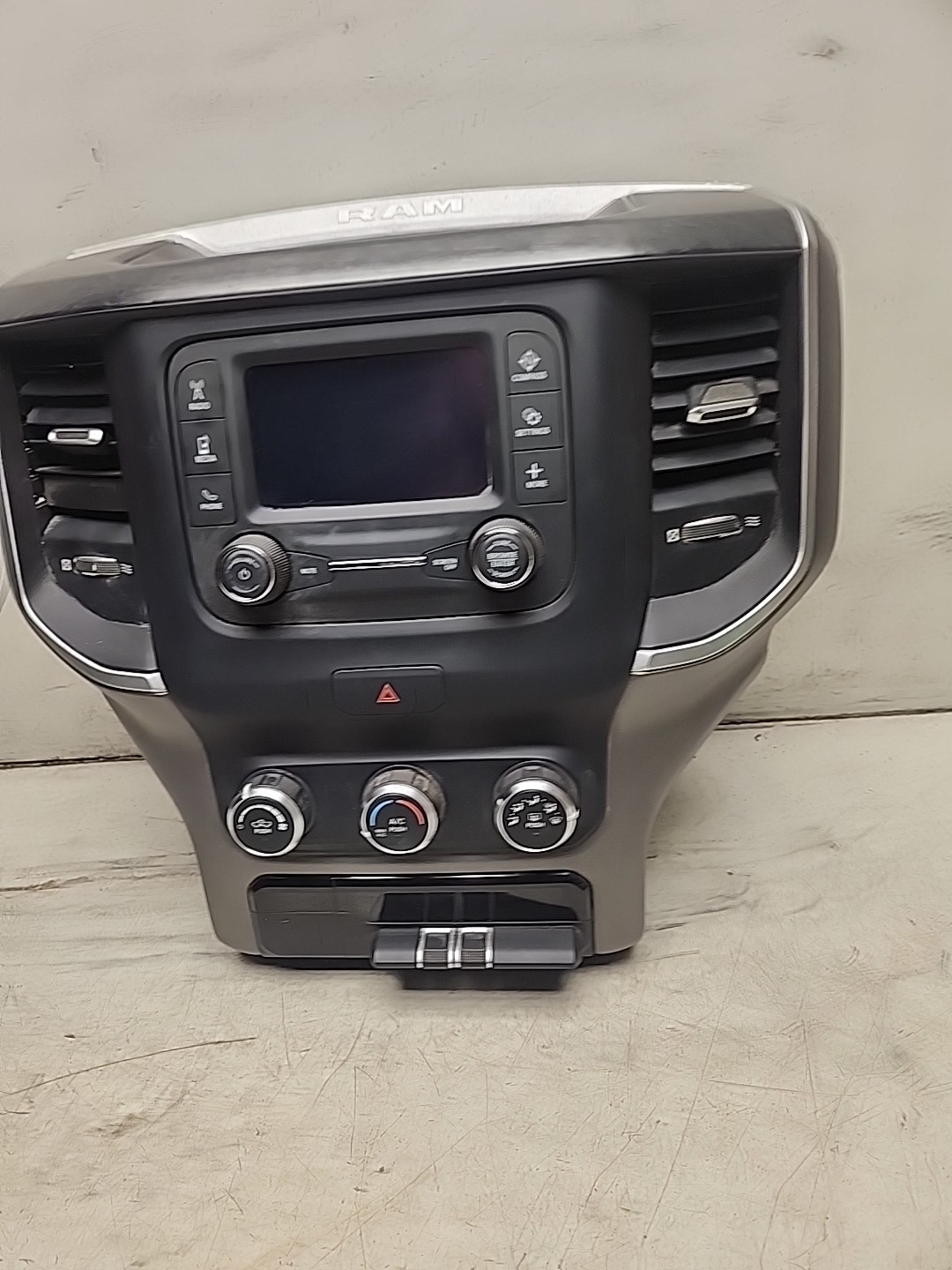19-22 RAM VP2 UCONNECT 5″ TOUCHSCREEN SXM RADIO, A/C CONTROLS, VENTS BEZEL G600
