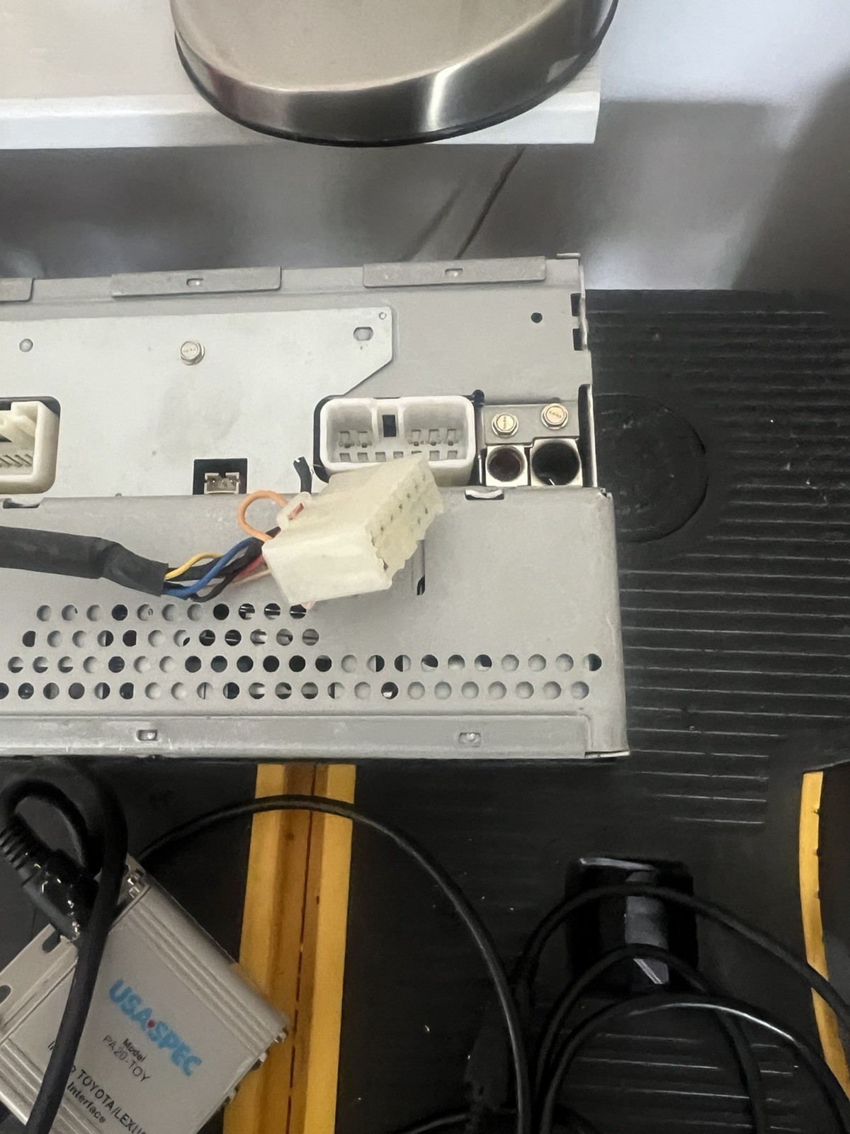 2004 Toyota Avalon Stereo/CD stuck inside. Includes iPhone interface.
