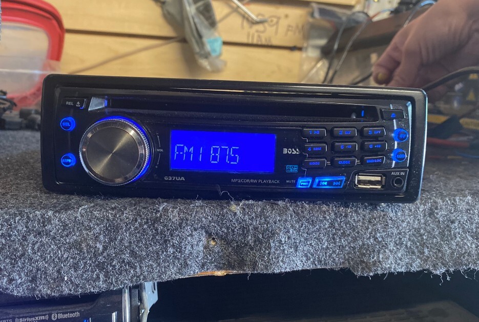 Boss 637UA In-Dash Car Stereo Receiver AM/FM CD MP3-Compatible USB AUX