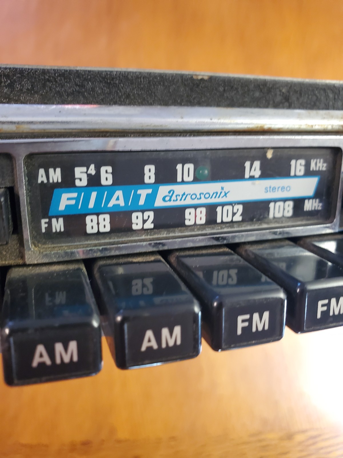 Fiat Astrosonix Stereo Pushbutton AM/FM Original Radio, Part # 8967