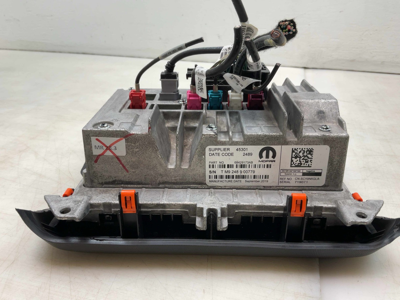 Jeep Wrangler JL OEM 8.4inch Touchscreen Radio w Trim Panel 2019-2020 168294