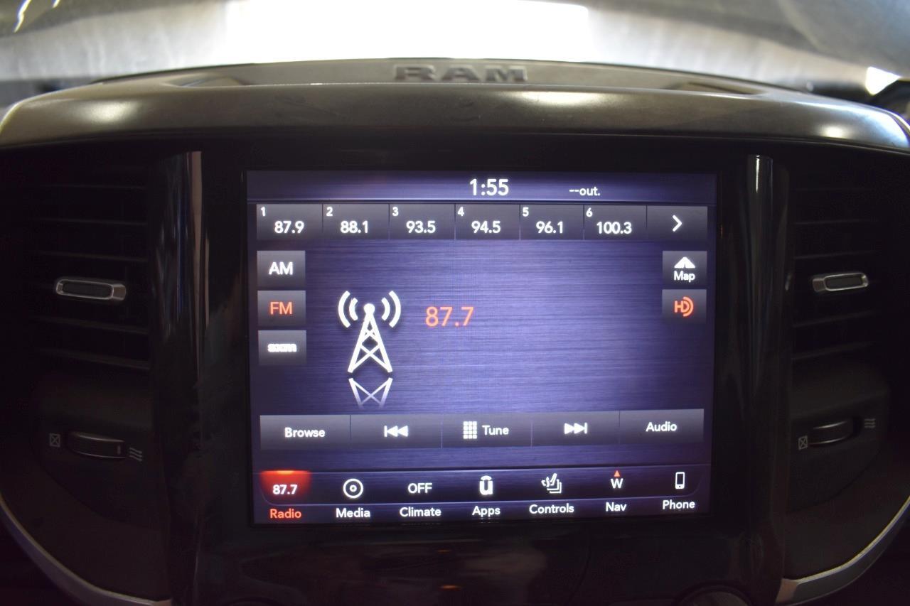 2019 RAM 1500 8.4″ UCONNECT 4 OEM RADIO W/ CONTROL PANEL & RECEIVER UAV NAV