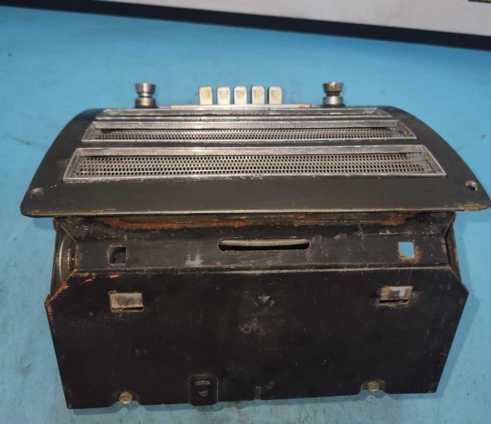 UNTESTED 6VOLT A/M RADIO FITS 1951 PLYMOUTH 1160833