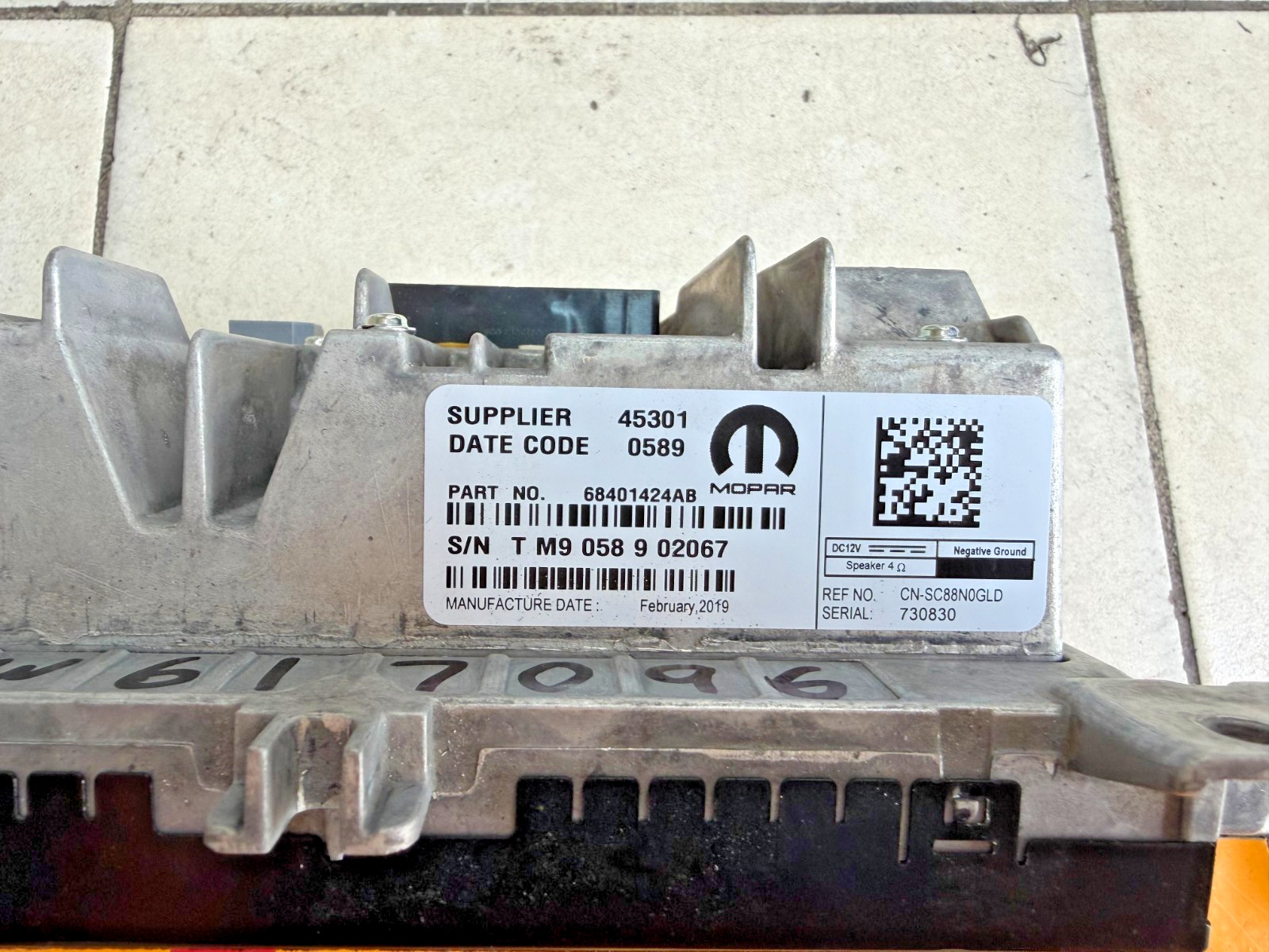 2018 2019 JEEP WRANGLER JL JLU 8.4″ U CONNECT RADIO SCREEN W/ BEZEL & CODE OEM