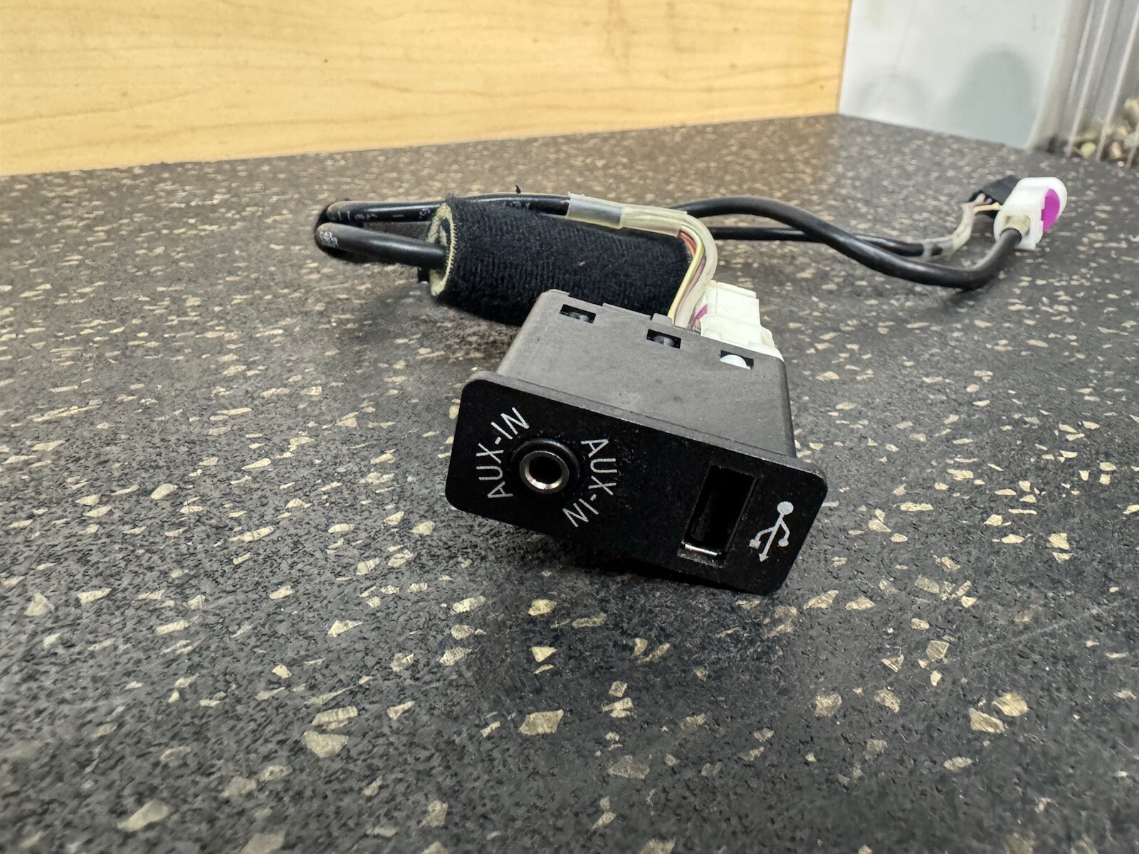 09–13 BMW E90 E92 E93 328i 335i 335xi M3 RADIO USB AUX JACK PORT CABLE CIC OEM