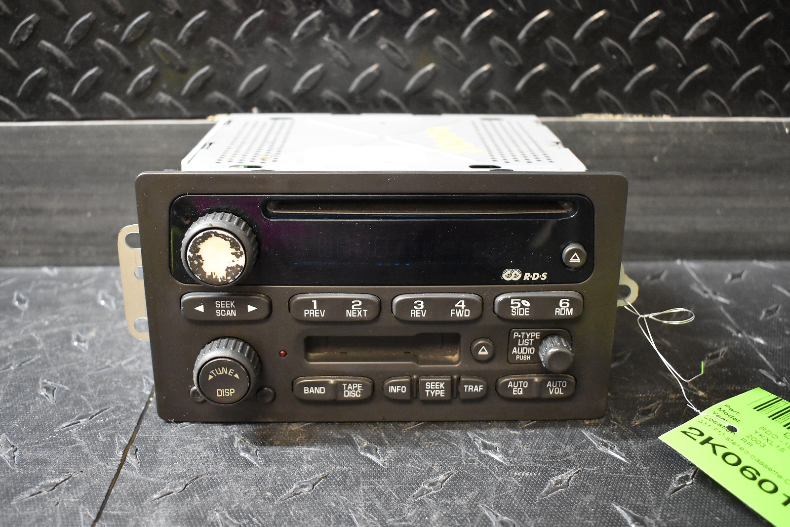 03-05 GMC Yukon XL1500 AM FM Cassette CD Stereo Receiver 15198701*(Worn Buttons)