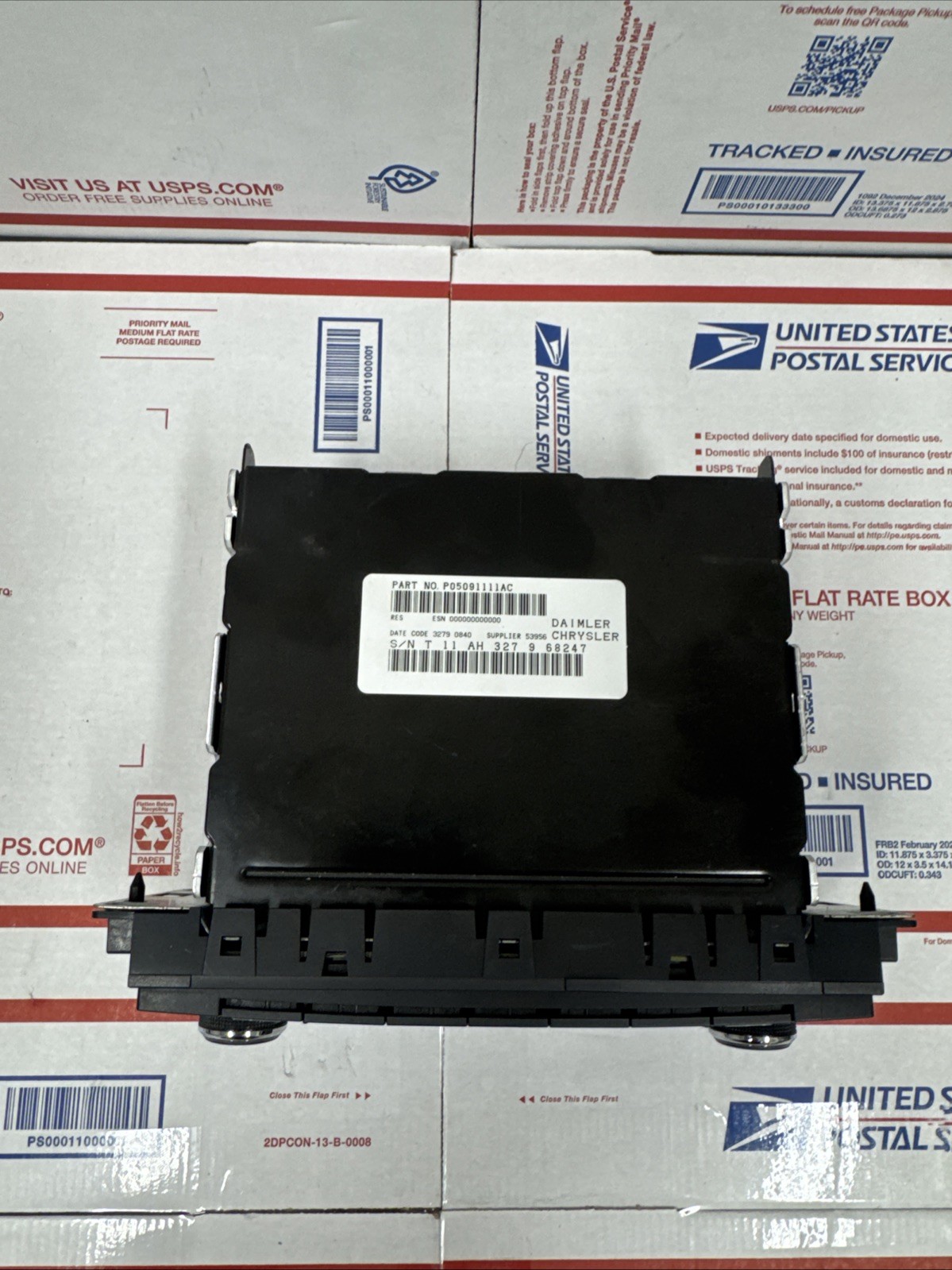 Chrysler Genuine OEM Single CD MP3 Sirius Radio Head Unit P05091197AC Black Used