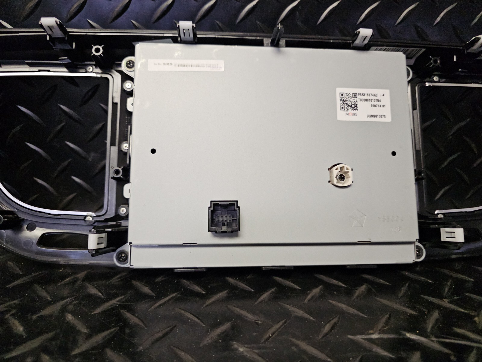 2018-2020 Chrysler Center Display 68316174AC