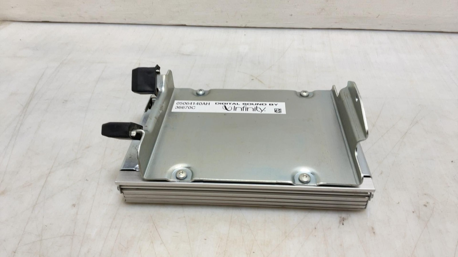 Jeep Wrangler JK OEM Infinity Premium Amp Amplifier 05064140AG 2007-2010 175946